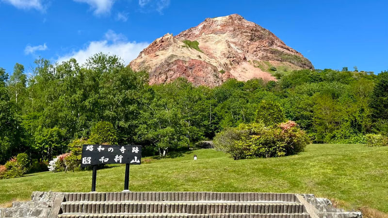 Noboribetsu & Lake Toya & Bear Ranch or Mount Usu Day Trip - Winter snow play and the seasonal route differences