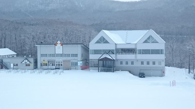 Noboribetsu Sanlaiva Ski Rental in Hokkaido (Optional Clothing Set) - Getting to a resort beyond the station