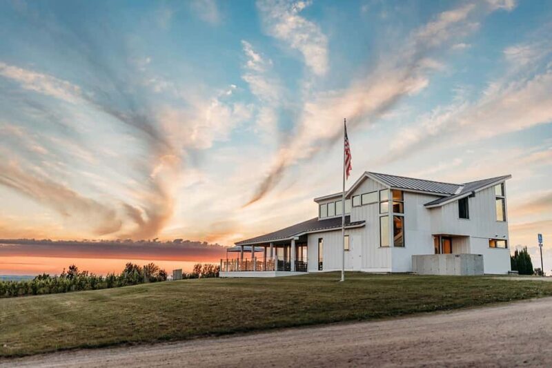 NON BUS Traverse City Leelanau Peninsula Sunset Wine Tour - A Closer Look at the Leelanau Sunset Wine Tour