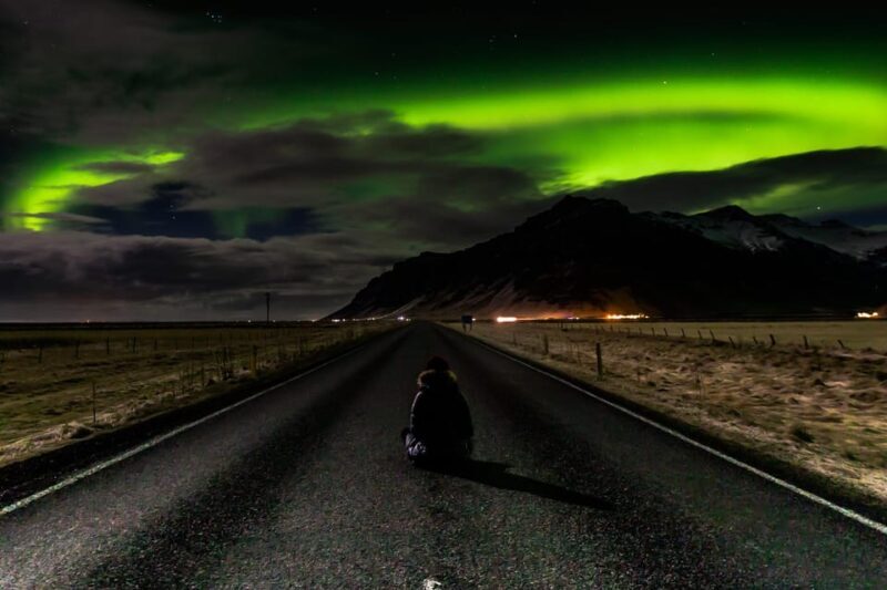 Northern Lights in Mini Bus, Photos, Hot Cocoa and Pastries - Discover the Magic of the Northern Lights in a Comfortable Mini Bus Tour