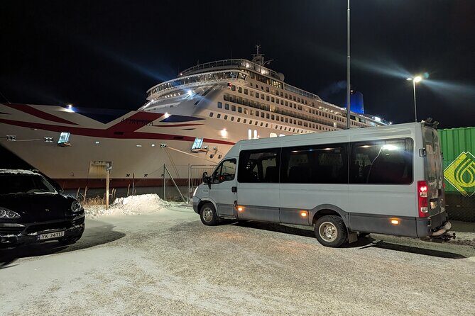 Northern Lights Minibus Chase Max 16 Person In Group - Key Points