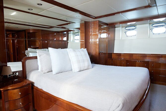 Number Juan 100ft Yacht Azimut Rental - A Luxurious Day on the Water: The Number Juan 100ft Azimut Yacht in Cabo