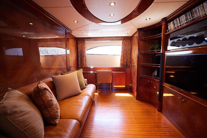 Number Juan 100ft Yacht Azimut Rental - Key Points