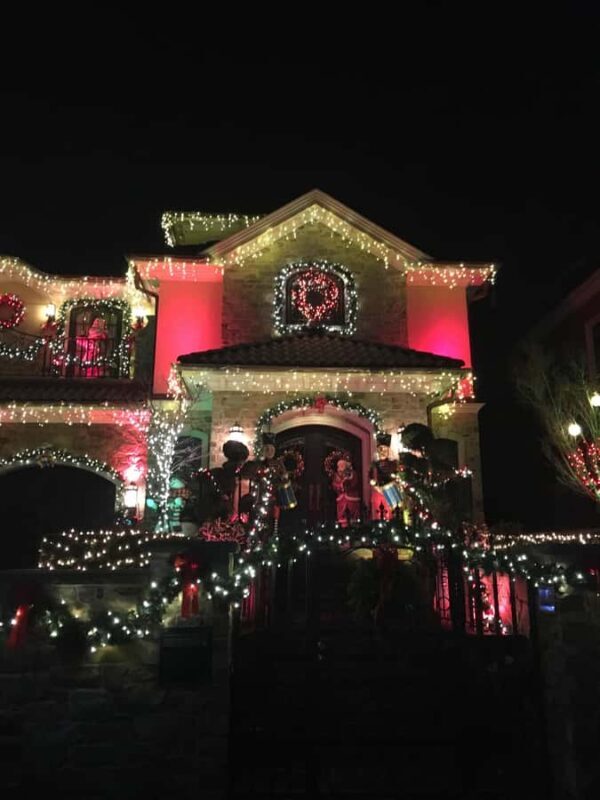 NYC: Christmas Lights and Dyker Heights Tour - Experience the Magic of Christmas Lights in Brooklyn and Manhattan