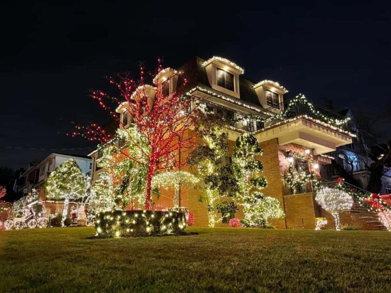 NYC: Dyker Heights Christmas Lights Tour with Guide - Who Should Consider This Tour?