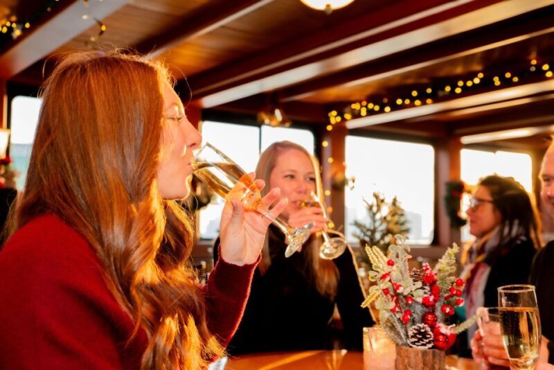 NYC: Holiday Yacht Cruise with Jazz, Cocoa & Carols - The Setting and Atmosphere