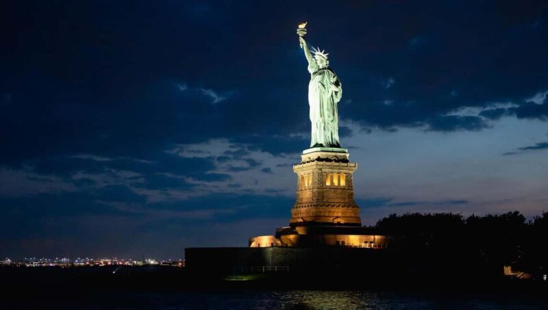NYC: Manhattan Skyline Dining Cruise - A Practical and Enjoyable View of NYC from the Water