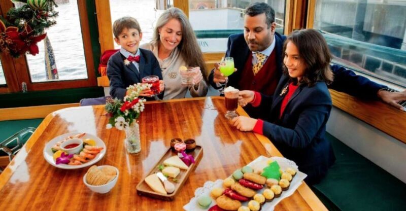 NYC: Sightseeing Holiday Cruise with Drink - The Sum Up