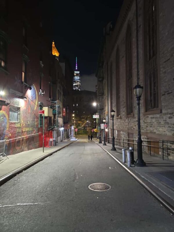 NYC: Spanish tour through narrow, authentic streets - NYC: Spanish Tour Through Narrow, Authentic Streets