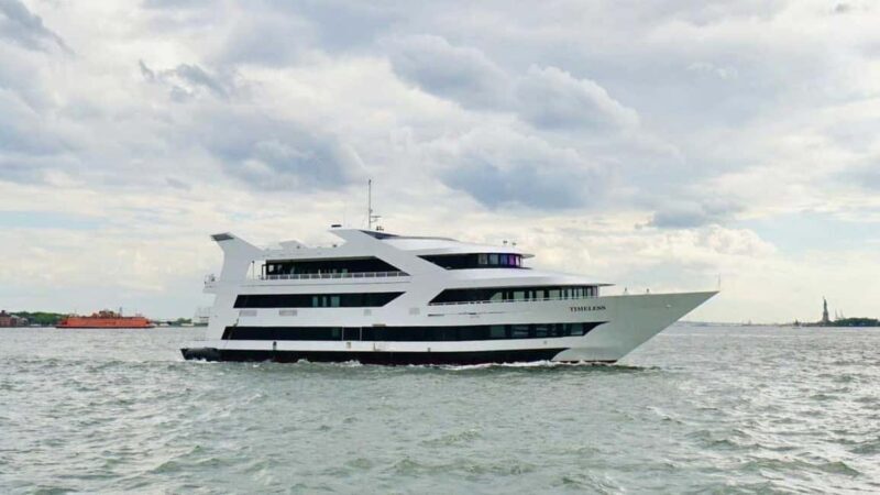 NYC: Timeless Yacht New Year's Eve Celebration - Key Points
