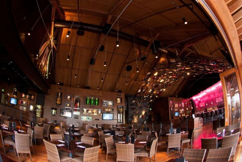 Oahu: Hard Rock Cafe Honolulu - A Detailed Look at the Hard Rock Cafe Honolulu Experience