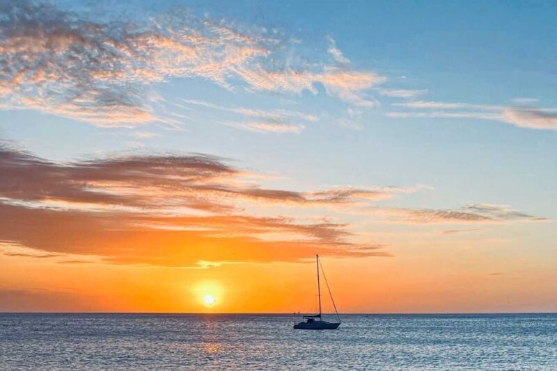 Oahu: Sunset sailing in small intimate groups - Key Points