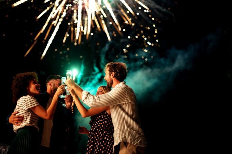Oahu: Waikiki Friday Fireworks Cruise with Snacks and Drinks - Key Points
