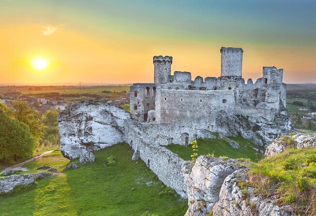 Ogrodzieniec Castle & Ojcow National Park Tour - Discover the Charm of Ogrodzieniec Castle & Ojcow National Park