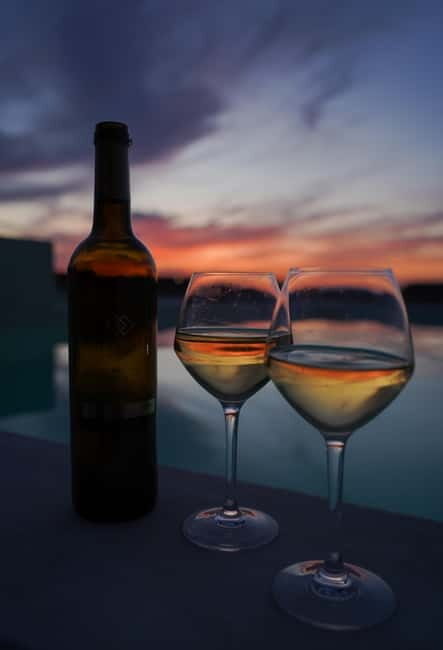 Oia: Retreat Infinity Pool Ticket with Sea and Sunset Views - A Closer Look at the Experience