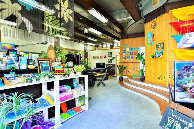 [Okinawa Blue Cave] Snorkeling and easy boat holding! Private system Very satisfied with the beautiful facilities of the shop (with photo and video shooting service) - Key Points