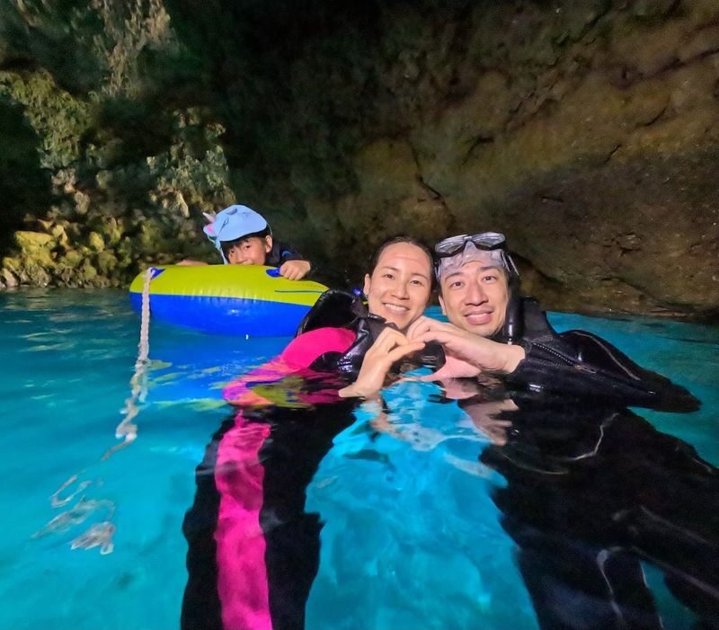Okinawa, Japan | Blue Cave Snorkeling | Chinese and English Instructors! GoPro Photography & Free Underwater Feeding - Fish feeding and photos
