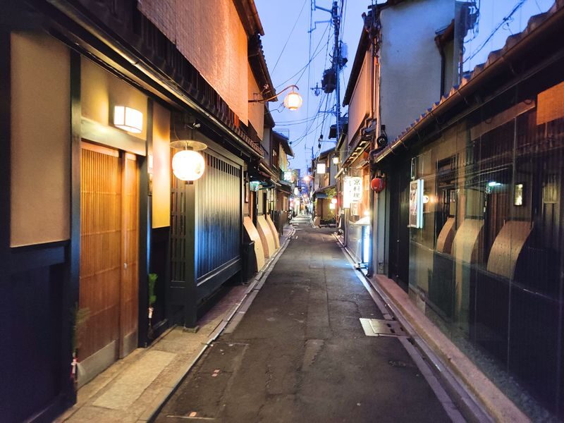 Old Kyoto Nighttime All-Inclusive Local Food Tour - Gion’s lanes and nighttime customs