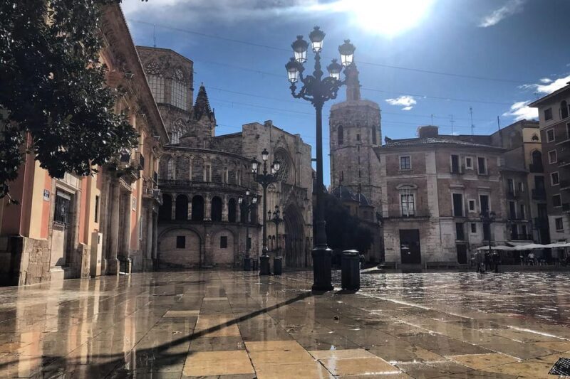 "Old Town" Private Guided Tour on Bike, E-Bike or E-step - Key Points