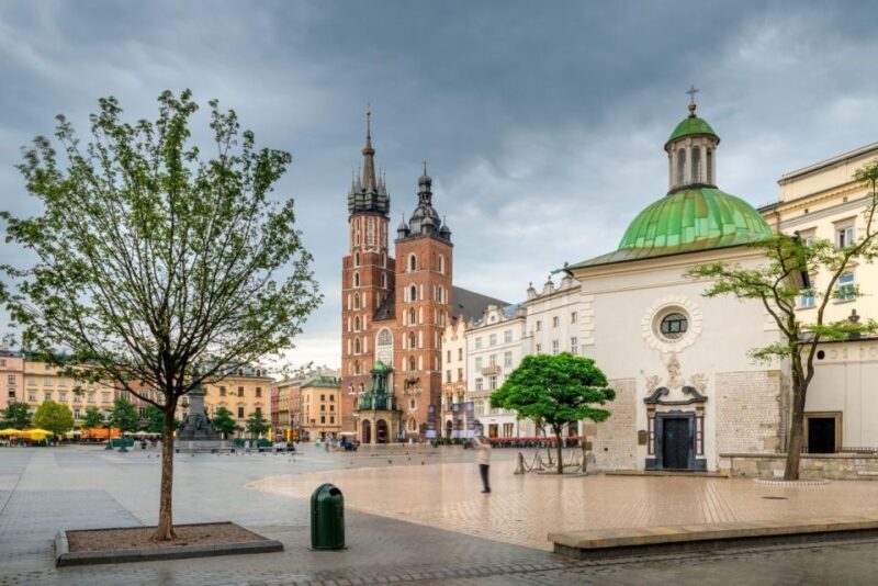 Old Town short guided walk with entry to St. Mary's Basilica - Key Points
