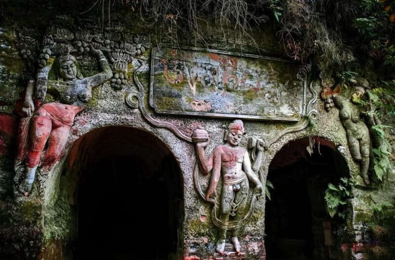 One-day private transfer service to Leshan from Chengdu - Walking through the itinerary