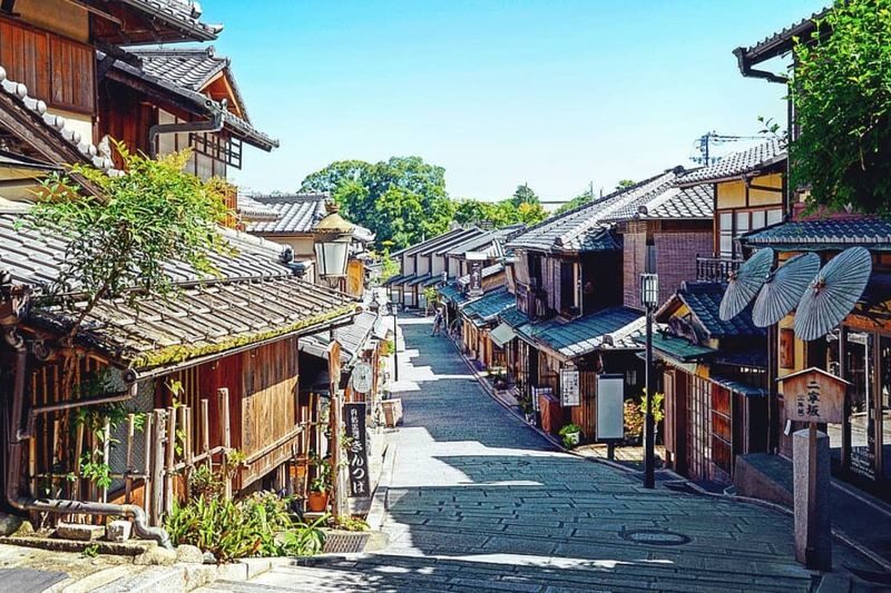 One-day tour of Kyotos Kinkaku-ji, Kiyomizu-dera, and Uji - The bus makes a full day feasible