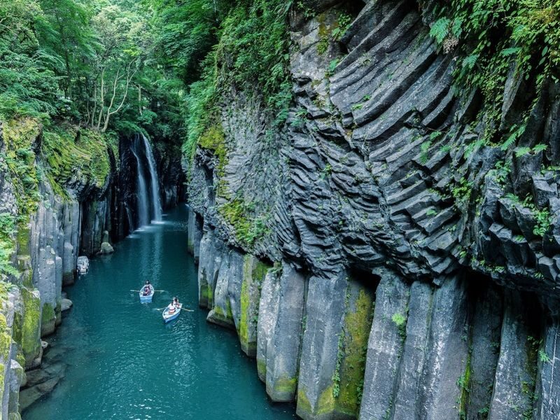 One-day trip to Kyushu Miyazaki: Kamishikimi Kumanoza Shrine & Takachiho Gorge & Ama-no-Iwato Shrine & Ama-no-Yasugawara (Departure from Fukuoka, including a special lunch) - The road time shapes the whole day