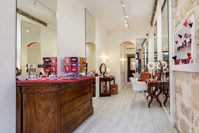 One-hour Private Makeup Class with a Pro Makeup Artist - A Sparkling Introduction to the Parisian Makeup Class