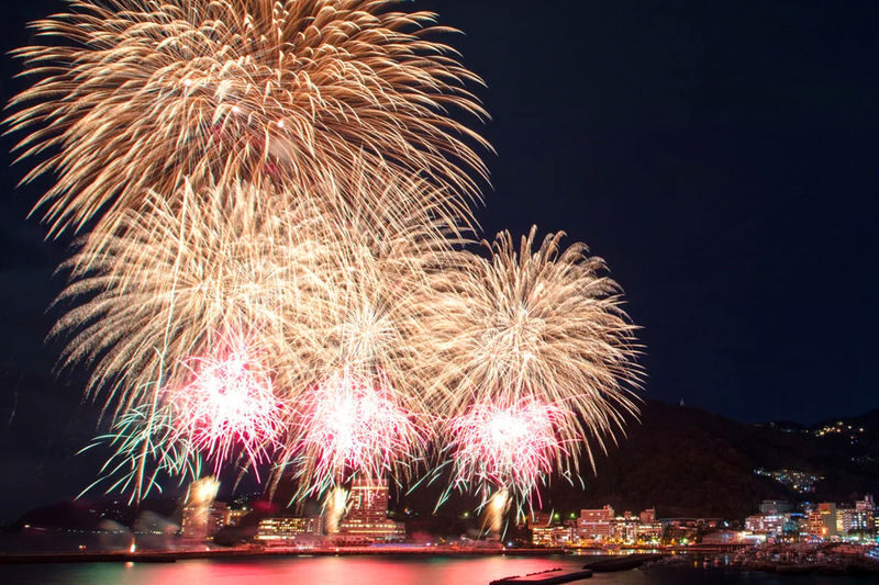 Optional Fireworks Cruise: Tokyo Atami Sea Fireworks Festival One-Day Tour: Kamakura Enoshima / Hakone Lake Ashi Classic Routes Optional (Departing from Tokyo / Chinese and English Services) - Hakone Shrine and Lake Ashi: a different kind of day