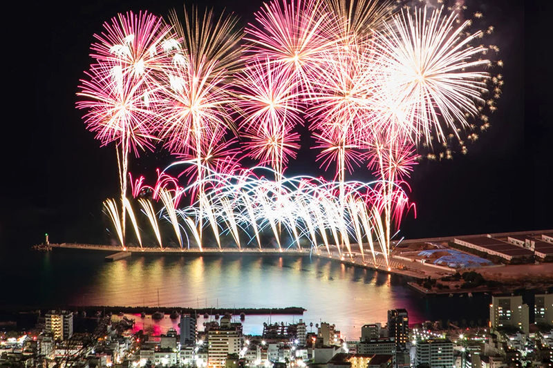 Optional Fireworks Cruise: Tokyo Atami Sea Fireworks Festival One-Day Tour: Kamakura Enoshima / Hakone Lake Ashi Classic Routes Optional (Departing from Tokyo / Chinese and English Services) - Atami fireworks: a short show with a long build-up