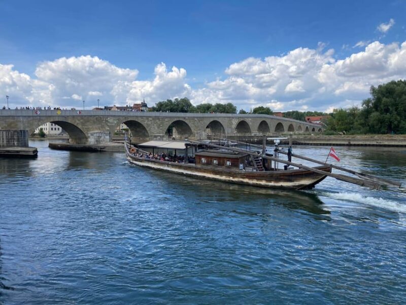 Original Strudelrundfahrt - A Gentle Glide Through Regensburg’s History: The Original Strudelrundfahrt