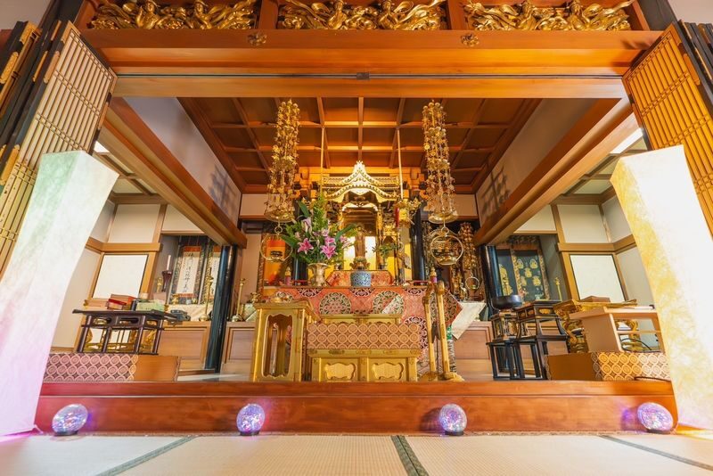 Osaka: Aroma Massage with Bamboo stick at the Temple - Who will get the most from it