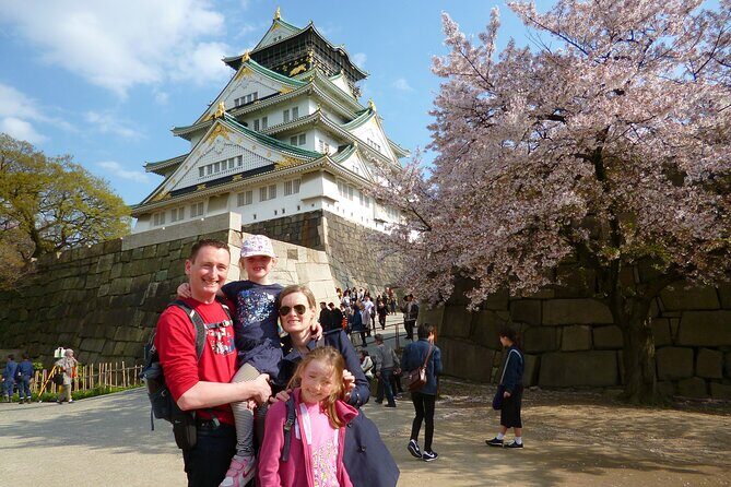 Osaka Castle and a visit to the longest shopping street in Japan - Exploring Osaka Castle with a Local Guide
