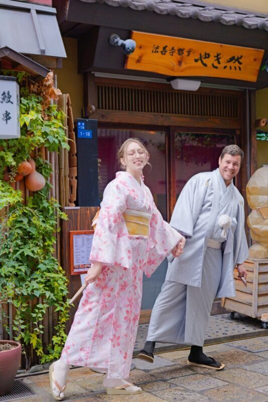 Osaka Castle Park/Shinsaibashi/Yasaka Shrine Photoshoot Experience - What the photographer does during the session