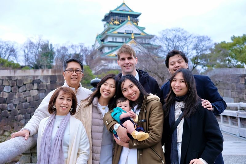 Osaka Castle Photo Shoot Experience - A photographer who helps you settle into the frame