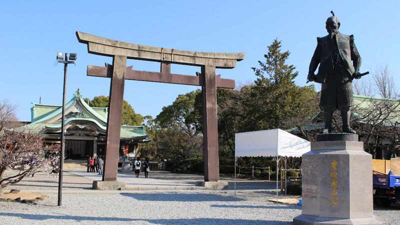 Osaka: Castle Tower Admission / Guided Walking Tour - How the Guides Shape the Visit