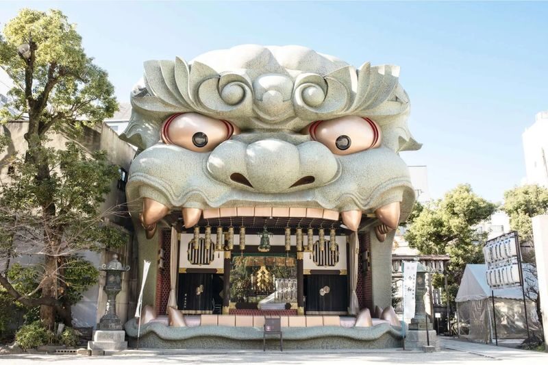 Osaka Katsuo-ji & Shitenno-ji Full-Day Private Tour - Namba Yasaka Shrine’s giant lion head