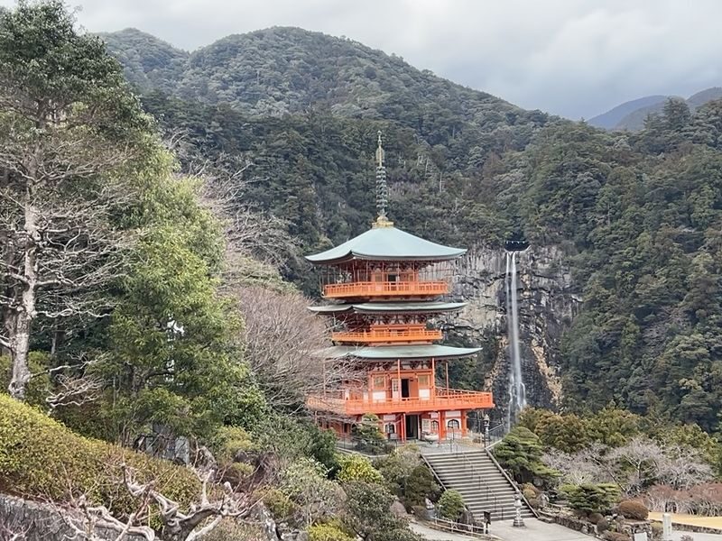 Osaka Kumano Nachi Taisha & Hayatama Taisha Full-Day Guided Tour - The bus, the guide and the language question