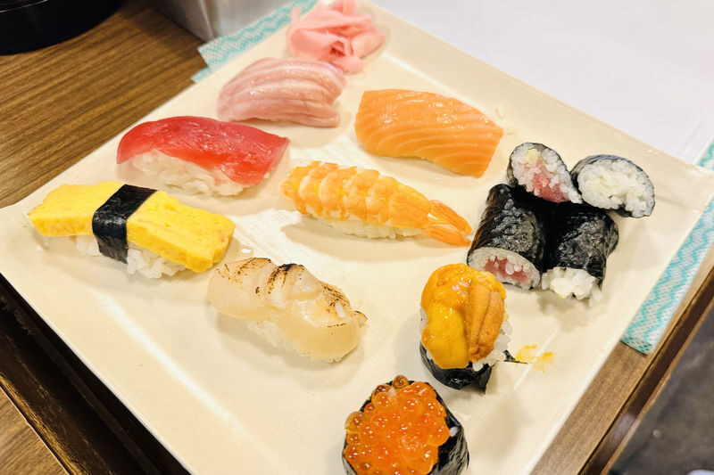 Osaka: Naruto Sushi Omakase Set & Sushi Making Experience at a Century-Old Restaurant | Klook Exclusive - What the atmosphere and service may feel like