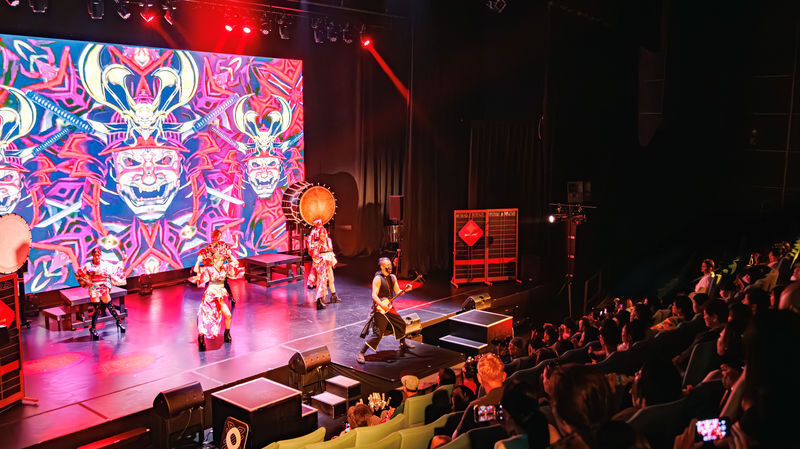 OSAKA NIGHT FUSION Japanese taiko kabuki samurai dance show - The opening sets a playful, interactive tone
