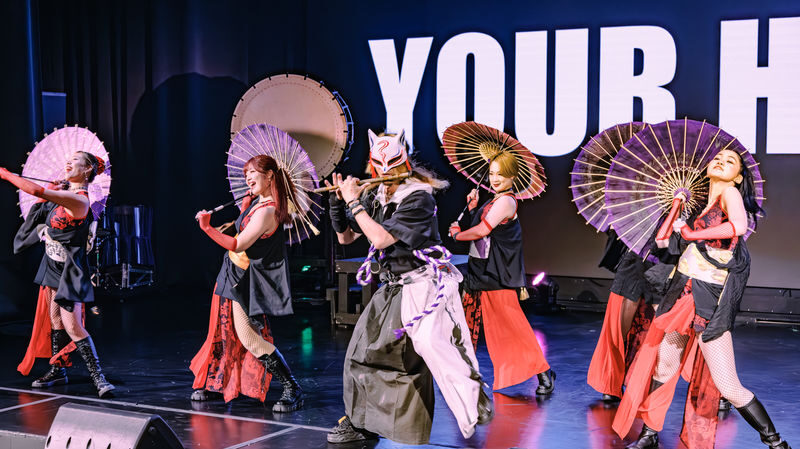 OSAKA NIGHT FUSION Japanese taiko kabuki samurai dance show - The final stretch keeps the room involved
