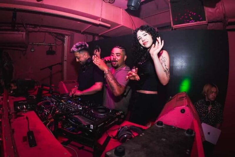 Osaka: Pink Paradise Club with Dance Show and Champagne - Key Points