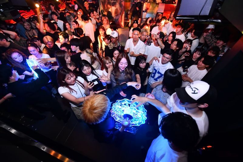 Osaka Shinsaibashi: CRAZY LAND by CHEVAL Nightclub Admission Ticket - Timing your visit without a date mix-up