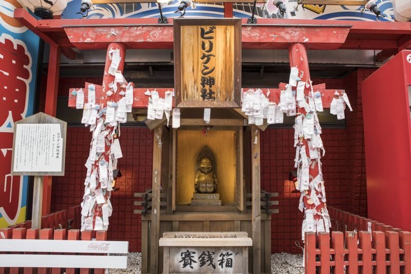 Osaka Shinsekai Evening Food Tour - A guide who adds context, not just directions