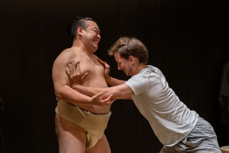 OSAKA Sumo Live Match show Experience with salt-throwing Challenge! - Snacks, a drink and an easy pace