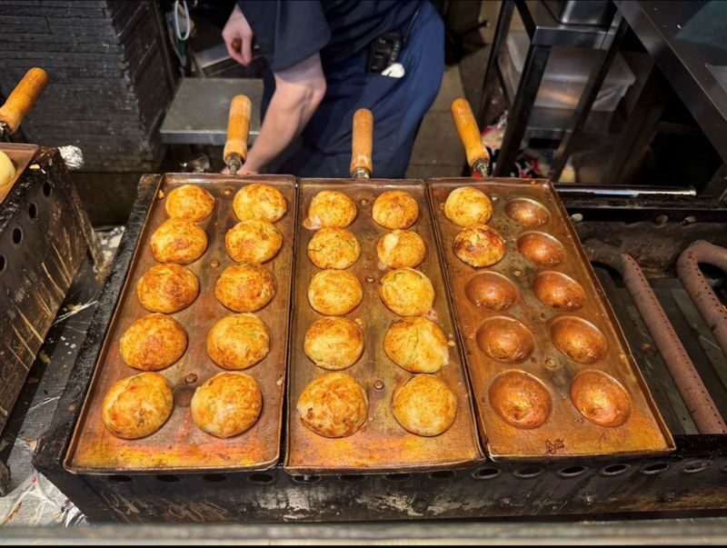 Osaka Takoyaki Hopping Tour (5 shops, 2 hours) - What the broth detail adds