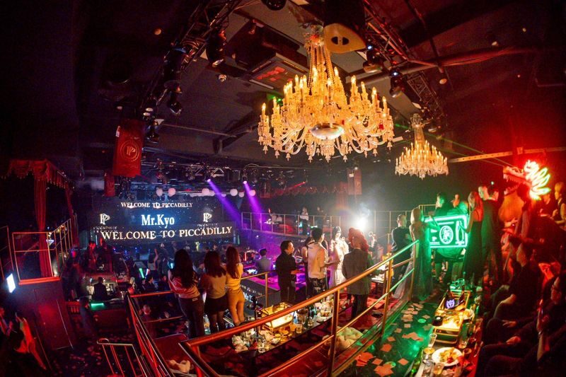 Osaka Umeda: PICCADILLY Live DINNER SHOW&NIGHTCLUB with Tasting Menu - Drinks, add-ons and the real cost