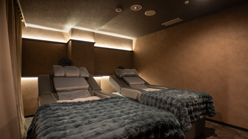 Osaka: Vietnamese Emperor Head Wash Spa Experience - The screen, snacks and other extras