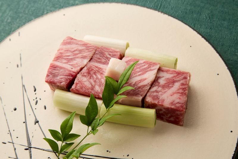 Osaka Wagyu Sukiyaki & Crab All-You-Can-Eat Experience！ - A modern Japanese room, with several seating styles