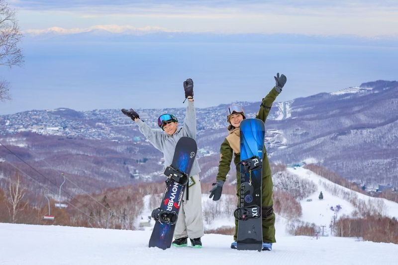 Otaru Asarigawa Ski Resort Ski & Snowboard Rental - Sea views are part of the ski day